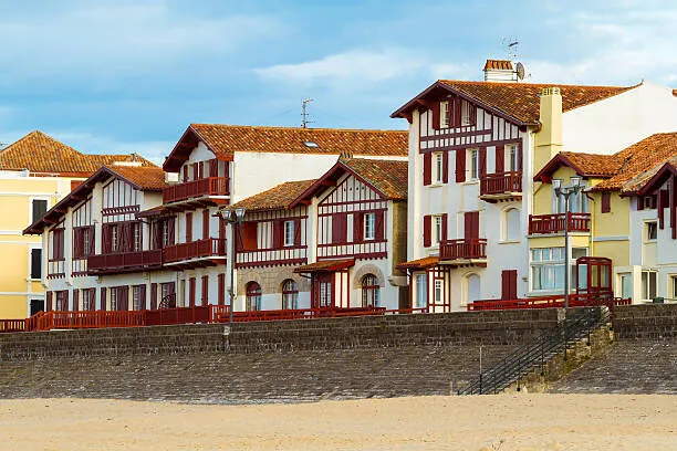 Des maisons basques aux façades traditionnelles.