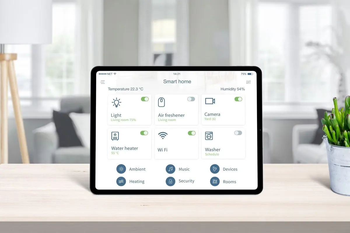 Une tablette affiche une interface de gestion de la maison.