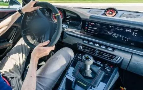 Un conducteur au volant d’une voiture de sport.